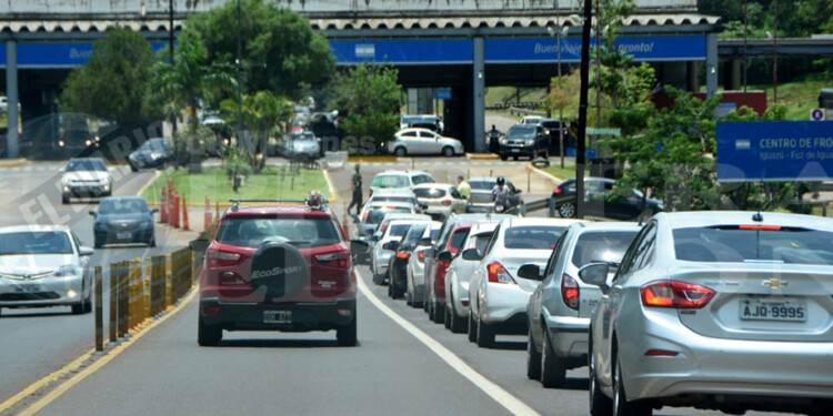 LARGAS FILAS Y ESPERAS. Tanto en Puerto Iguzú (foto) como en Posadas, las esperas y filas son interminables.