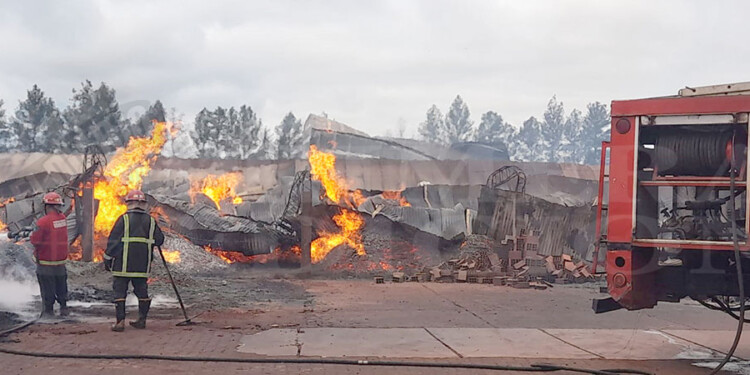 INCONTROLABLES. La furia de las llamas se llevó en pocos minutos todo a su paso causando daños en estructuras y materia prima.