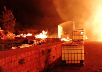Incendio arrasó con un aserradero en Candelaria