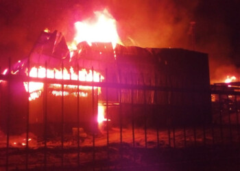 Incendio arrasó con un aserradero en Candelaria