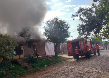 Incendio consumió casi por completo un inmueble en barrio Fátima