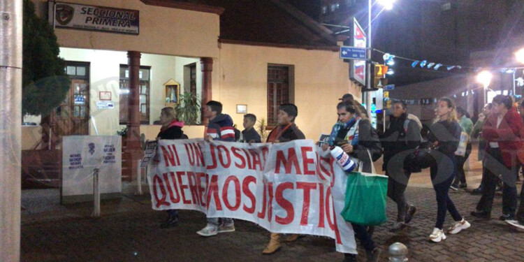 “NI UN JOSÍAS MENOS”. Los padres del menor encabezaron la marcha.