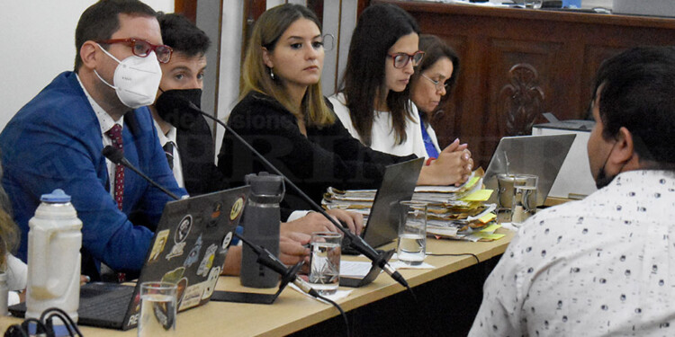 ACUSADOR. El fiscal Martín Alejandro Rau (izquierda de la imagen) cerró el acuerdo de suspensión de juicio abreviado el viernes. (Foto de archivo)