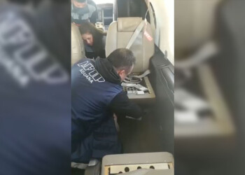 Encuentran medio millón de dólares ocultos en un avión privado en Iguazú