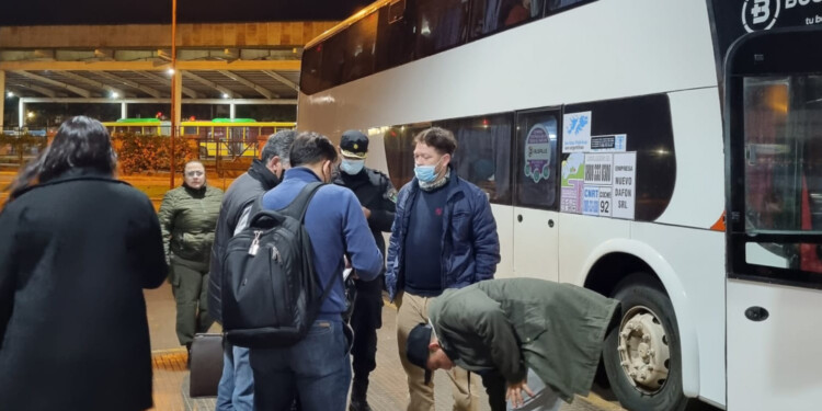 ARRIBO. Los misioneros estafados llegaron en las últimas horas a la terminal de ómnibus de Posadas tras un fin de semana fatídico.