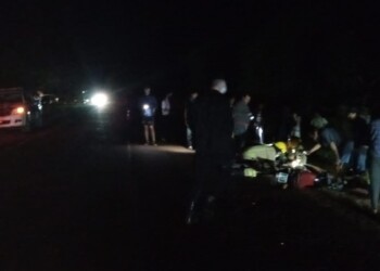 Chocaron tres en una moto sin luces