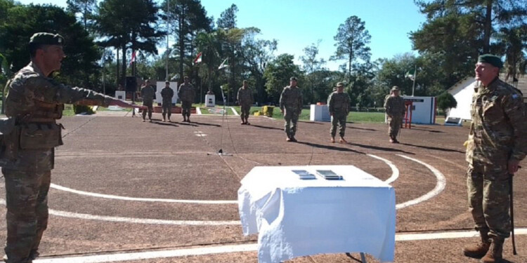 NUEVOS JEFES EN APÓSTOLES. Rodolfo Narváez (izquierda) asumió el miércoles pasado como jefe del Regimiento de Monte 30.