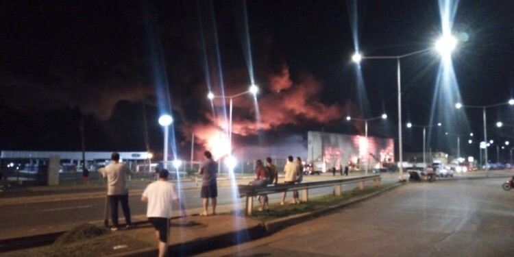 FOTOS y VIDEOS: Se incendia depósito de la AFIP en Posadas