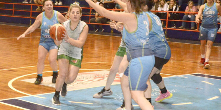 UN PASO ADELANTE. Las chicas de Papel Misionero quedaron a un paso de quedarse con el campeonato.