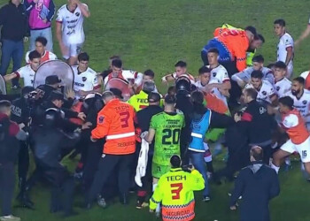 Piñas entre los jugadores de Patronato y la policía tras un polémico partido