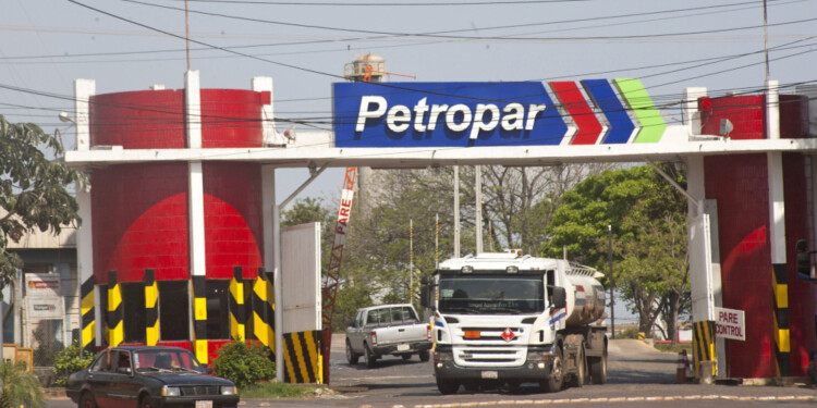 El reclamo de los transportistas apunta a los elevados costos que deben pagar en las estaciones de servicio de la estatal Petropar.