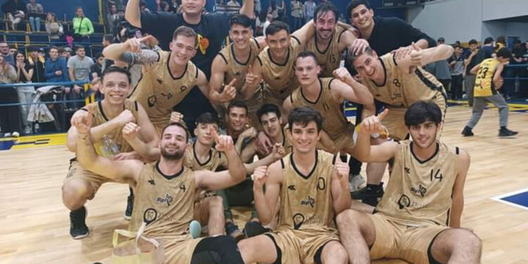 FESTEJO. Los jugadores de Siglo celebraron en el parqué posadeño y sueñan con cerrar la serie en Puerto Rico.