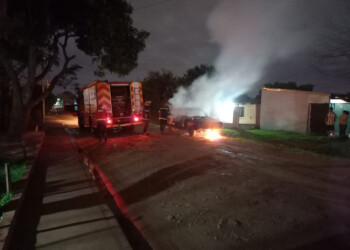 Bomberos sofocaron el incendio de un auto