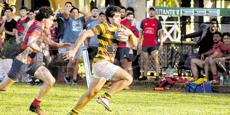 CAMINO A LA VICTORIA. Insaurralde ya dejó atrás a Bogado y se encamina a apoyar el try del triunfo para Tacurú.