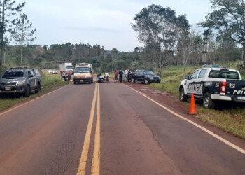 Dos jóvenes resultaron heridos al chocar contra una camioneta