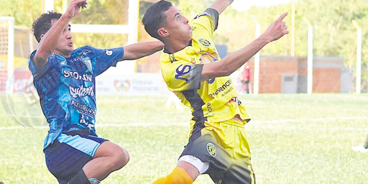 BIEN ARRIBA. Maximiliano Perussato, que volvió a la titularidad, se eleva y gana en el salto a un rival de Juventud Unida.
