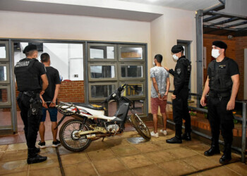 Doce personas detenidas y cinco motos incautadas tras operativo en el barrio El Progreso de Posadas