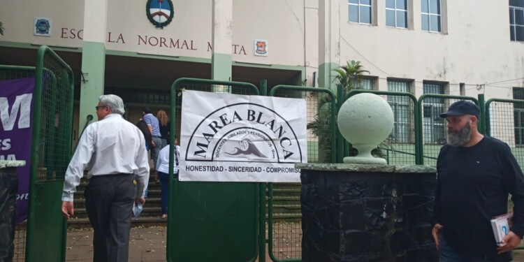 En la Normal Mixta se lleva a cabo esta mañana la mesa de diálogo entre los gremios docentes y el Gobierno. (Fotos Mónica Gurina).