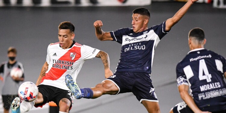 LEVANTAR LA CABEZA. El Millonario está en un momento irregular.