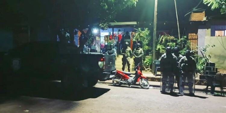 OPERATIVO. Participaron efectivos de la Comisaría de la Mujer Oeste, Infantería, GIR, Comando y GOE entre otros.