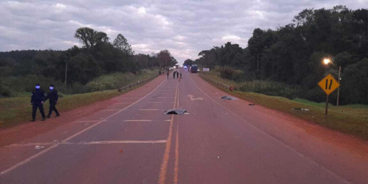 CHOQUE. Los motociclistas se dirigían hacia sus domicilios en Garuhapé cuando impactaron contra el camión.