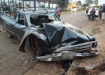 Posadas: conductor impactó su camioneta con un auto y se dio a la fuga