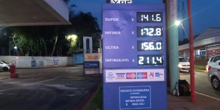 Los valores ya se observan en las estaciones de servicio YPF de Iguazú (Foto gentileza La Voz de Cataratas).