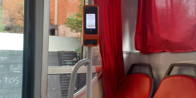 LECTORES. Las máquinas lectoras de QR están instaladas en los coches.