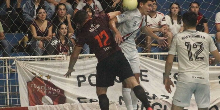 LUCHA AÉREA. Jorge Vera (Telecentro) y Alexis Toledo (Fraternidad) la pelean arriba en la revancha del último viernes.