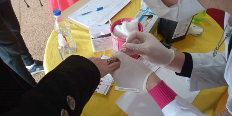 UNA HERRAMIENTA. Los testeos rápidos en los operativos sanitarios en los barrios sumaron algunos diagnósticos.