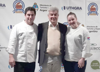 Misioneros en el podio de la cocina