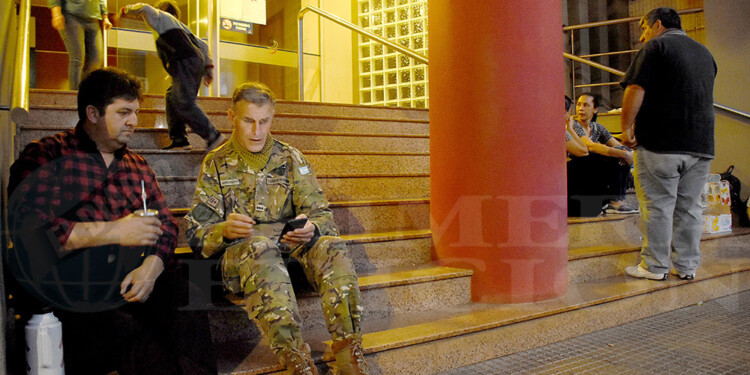 ROPA DE COMBATE. El comandante Sergio Jurczyszyn acompaña a la familia de “Michel” en el sanatorio del centro posadeño donde está internado desde el sábado.