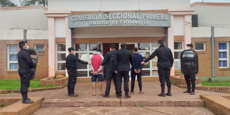 LOS DESPERTARON. Los hermanos fueron detenidos ayer temprano por la mañana en el operativo de la Unidad Regional IV.