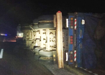 Un camión con 28 toneladas de soja volcó en Salto Encantado