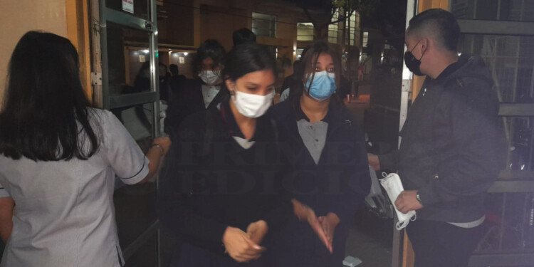 CON BARBIJO. A pesar de que ya no es obligatorio, algunos colegios este lunes controlaban el ingreso con el tapabocas, de no contar con uno, se lo entregaban uno descartable.