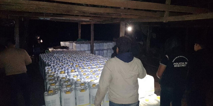 APILADOS PARA SER VENDIDOS POR UNIDAD. Los agroquímicos fueron descubiertos en una chacra el viernes.