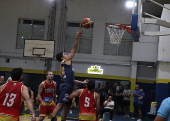 Mitre se hizo fuerte de local y se quedó con el primer juego