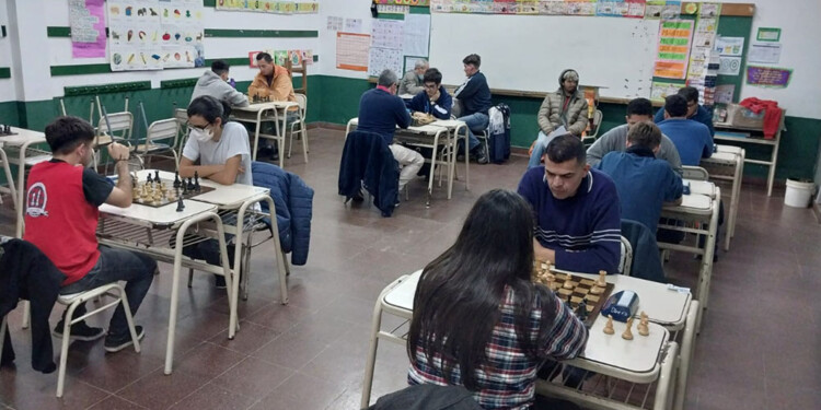 EN JUEGO. La tercera se jugó en la Normal Mixta de Posadas y hasta allí llegaron ajedrecistas de toda la provincia.