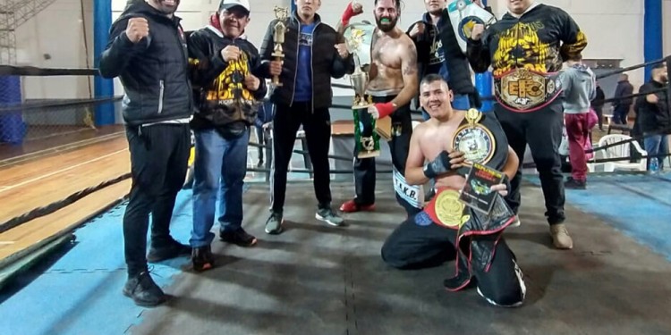 EL EQUIPO. Los luchadores y sus cinturones, en la noche de San Vicente.