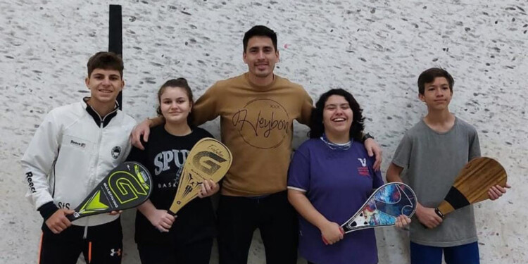 LOS FINALISTAS. Tiziano y Agustina Arriola ante Emilia Giunta y Nicolás Trinchero, en la definición que se jugó en la cancha del club Mitre.