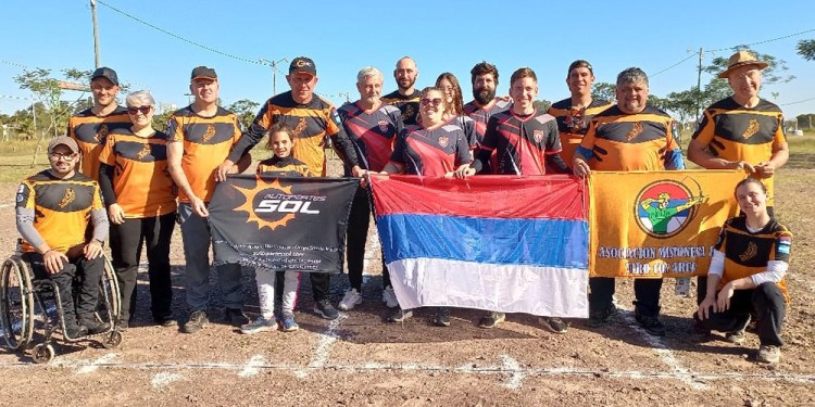 EL EQUIPO. Los misioneros en el campo de tiro, que, este domingo, fue el Corsódromo de la capital correntina.