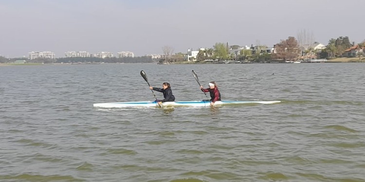 A PURO ENTRENAMIENTO. Valentina, adelante en el bote, junto a Candela, en la práctica antes de viajar al Mundial.