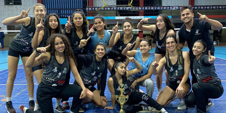 LAS NÚMERO UNO. El plantel campeón, junto al trofeo, luego de la final.