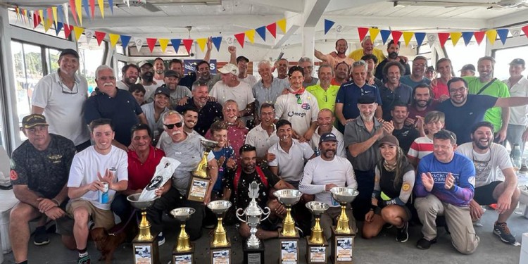 CAMARADERÍA. Los participantes durante la ceremonia de premiación.