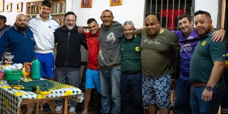 GRAN CAMARADERÍA. Jugadores de Carayá y Los Toros juntos en la previa de la final. Los “Monos” son una suerte de padrinos del equipo de internos.