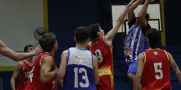 PELEADO. Sobre el final Luz y Fuerza buscó darlo vuelta, pero Tokio fue más (Gentileza Misiones Basket)