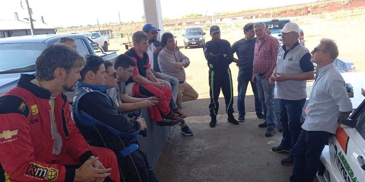 BAJO ANÁLISIS. Tras las pruebas comunitarias de ayer, pilotos y autoridades se reunieron en boxes y dieron el visto bueno.