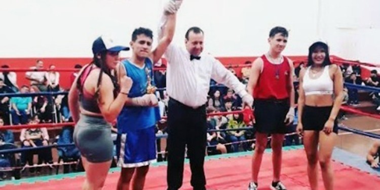 BRAZOS EN ALTO. Axel Antunes superó por puntos a Lautaro Cuella.