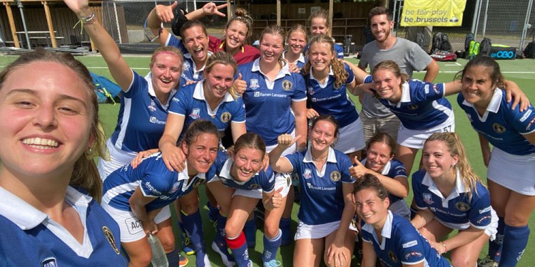 SELFIE. La misionera Lumi Pigerl junto a sus compañeras del Saint Georges.