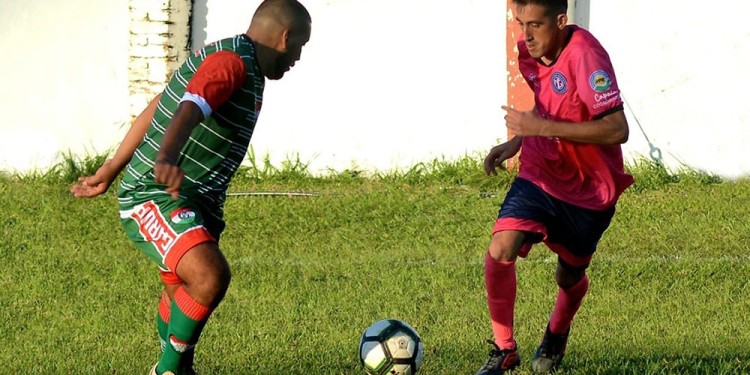 ENGANCHE. El volante de Estudio Galeano intenta sortear la marca rival (Gentileza Estudio Galeano)